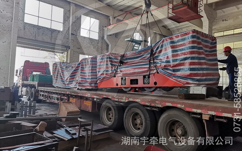 客户定制的8吨蓄电池矿用电机车装车发货