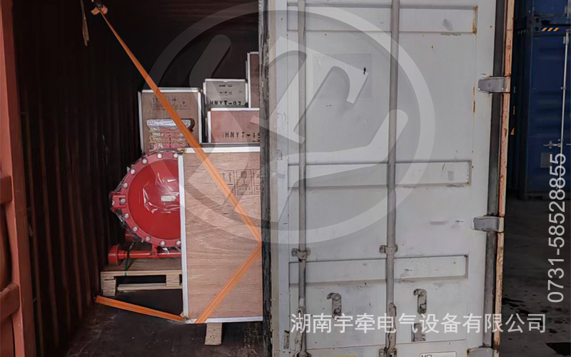 一批防爆变频电机车配件装车发往港口